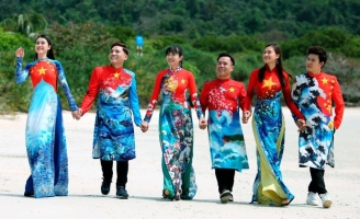 Áo dài của NTK Việt Hùng lộng lẫy giữa đất trời Côn Đảo