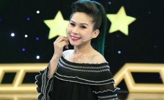 Bình Tinh lanh lẹ trổ tài livestream bán hàng online ngay trên sân khấu 