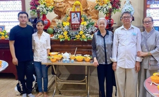 Bố mẹ Phùng Ngọc Huy thay mặt con trai làm lễ cúng 100 ngày cho Mai Phương