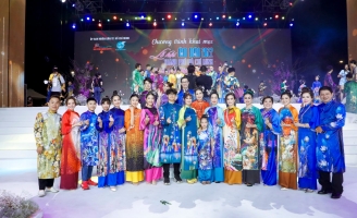 Con gái út Ánh Vy lần đầu diễn thời trang cùng Trịnh Kim Chi 