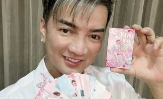 Đàm Vĩnh Hưng khiến cộng đồng mạng dậy sóng khi làm card bo góc tặng fan