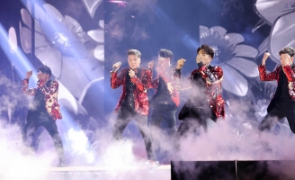 Đàm Vĩnh Hưng mang phong cách của ông hoàng dìu các mỹ nhân trong đêm Chung kết