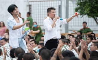 Đàm Vĩnh Hưng quẩy cực sung khi biểu diễn tại trại giam 