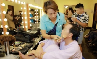 Đàn em thân thiết với Hoài Linh: Anh xạ trị, dọn cơm ra ăn, anh chỉ ngồi một góc xa xa...