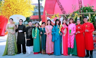 Dàn sao Việt nổi tiếng của TPHCM diện áo dài, rạng rỡ đón xuân sớm tại Phố Ông Đồ