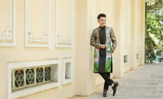 Diện áo dài Việt Hùng, Ca sĩ Nam Cường lịch lãm, sang trọng giữa Bảo tàng Lịch sử TP.HCM