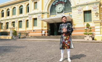 Diện áo dài Việt Hùng, Ca sĩ Quốc Đại lịch lãm, sang trọng giữa Bưu điện Trung tâm Sài Gòn