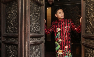 Diện áo dài Việt Hùng, Quý Bình lịch lãm làm người mẫu ảnh cho Lễ hội áo dài