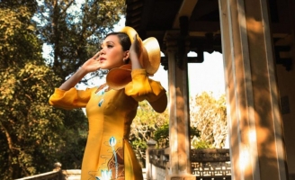 Đinh Y Nhung kiêu sa làm người mẫu trong áo dài Việt Hùng bên di tích lịch sử Sài Gòn