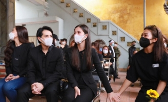 Đông Nhi - Ông Cao Thắng, Mai Phương Thúy bần thần trong tang lễ Vũ Ngọc Phượng