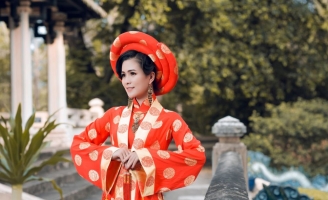 DVĐA Thùy Trang đắm say với Áo cưới cung đình của NTK Việt Hùng