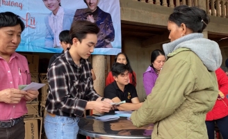 Ê-kíp của ca sĩ Đan Trường chia sẻ với người dân miền Trung