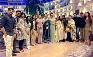 Êkip “Đóa hoa mong manh” mặc áo dài Việt Nam quảng bá phim tại Ấn Độ