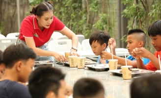 Hồ Bích Trâm: “Tôi rất đau đầu khi phải chăm sóc cùng lúc tới 20 cầu thủ nhí”