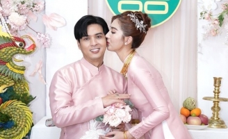 Hồ Quang Hiếu đi xuồng trong lễ ăn hỏi tại Cà Mau, cô dâu gây chú ý với chiều cao 1,8m