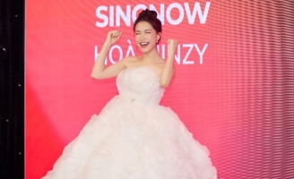 Hòa Minzy diện váy lắp đèn để tỏa sáng trên sân khấu