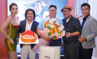 Hoàng Mập bất ngờ được các đồng nghiệp chúc mừng đậu thạc sĩ trong buổi ra mắt “Hoàng Hạc Lâu”