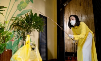 Huỳnh Lập “nhại” Bích Phương kêu gọi toàn dân ở nhà chống dịch