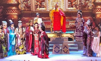 “Khoác áo mới” cho “Xử án Phi Giao”, NSƯT Hữu Quốc làm hài lòng khán giả với hai đêm diễn cháy vé