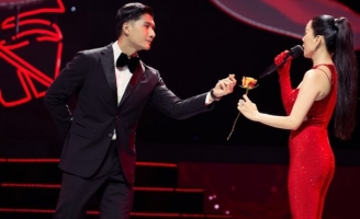 Lệ Quyên “tình bể bình” cùng “chàng thơ” ngoài đời trên sân khấu Love Concert