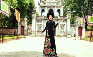 Lộng lẫy trong Áo dài Việt Hùng, Thùy Trang thả dáng bên cầu Thê Húc- Hà Nội