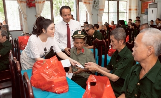 Lý Nhã Kỳ cùng các nghệ sĩ thăm hỏi, tặng quà ngày Thương binh liệt sĩ