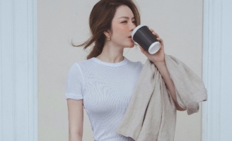 Lý Nhã Kỳ diện cây hàng hiệu sang chảnh xuống phố