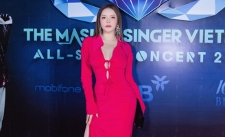 Lý Nhã Kỳ diện style gợi cảm đi xem Ca sĩ mặt nạ 