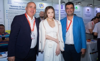 Lý Nhã Kỳ đứng hình khi fan hỏi 'Bao giờ lấy chồng' giữa sự kiện