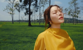 Lý Nhã Kỳ tạo dáng trên Cánh đồng lúa Nam Cát Tiên