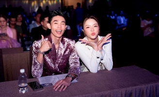 Lý Nhã Kỳ thân thiết với Hồng Thanh tại sự kiện “Trao Quyền Dành Cho Phụ Nữ”