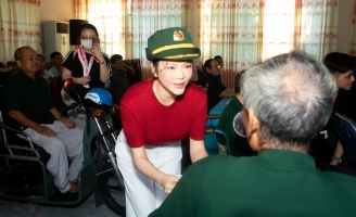 Lý Nhã Kỳ tri ân cựu chiến binh Long Đất dịp đại lễ 30.4