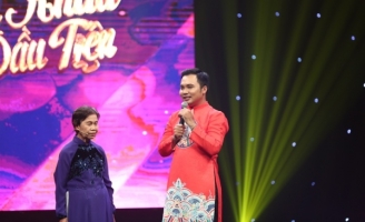 MC Vũ Mạnh Cường giúp hai cặp bà cháu kết nối tình cảm tại Sân khấu đầu tiên