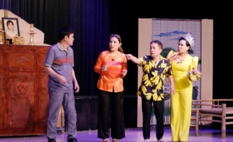 Minh Nhí, Việt Hương tung hứng trong vở diễn “Sơ hở là yêu”