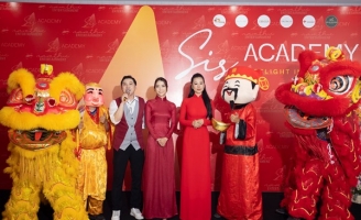 Nam Thư rạng rỡ trong ngày khai trương học viện dạy diễn xuất chữa lành