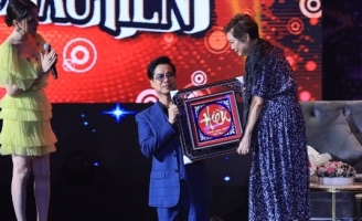 Ngọc Sơn quỳ gối, tặng mẹ chữ “Hiếu” trên sân khấu “Bài hát đầu tiên”  