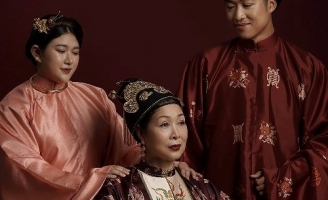 NSND Hồng Vân và 2 người con đáng yêu trong bộ ảnh Việt phục