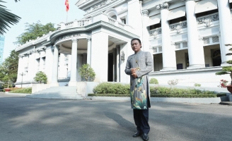 NSND Tạ Minh Tâm diện BST Đại sứ Áo dài VN lịch lãm bên Bảo tàng TP.HCM