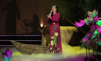 NSND Thu Hiền diện Áo dài hoa sen của NTK Việt Hùng hát mừng sinh nhật Bác