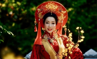 NSND Trịnh Kim Chi hóa 'nàng thơ' trong tà áo dài đậm sắc xuân