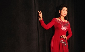 NSUT Tâm Tâm khóc cười cùng ánh đèn Sân khấu trong Áo dài Việt Hùng