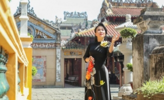 NSUT Vân Khánh như thoát tục giữa dấu xưa thời gian trong Áo dài Việt Hùng