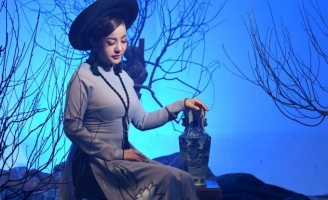 NTK Việt Hùng giới thiệu áo dài độc đáo cho mùa Vu lan