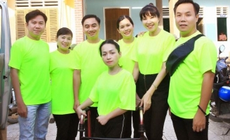 NTK Việt Hùng, MC Quỳnh Hoa, CS Quốc Đại dành tặng gần 500 áo dài cho các cô giáo miền Trung