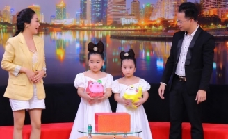 Ốc Thanh Vân xúc động với cặp chị em đáng yêu “đập” heo đất ủng hộ Quỹ vaccine