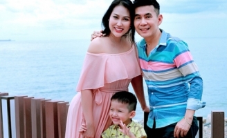 Phi Thanh Vân rủ rê Đoan Trường “đội mưa” đi khai trương  KLC ở phố biển