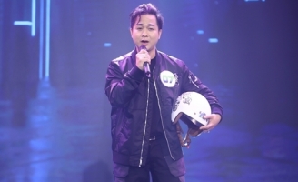 Quách Tuấn Du gây bất ngờ khi đội mũ bảo hiểm lên sân khấu  