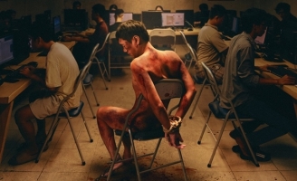 Quang Tuấn xuất hiện trần trụi trên first look phim về nạn lừa đảo