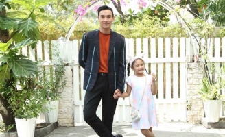 Thuận Nguyễn tươi cười rạng rỡ, nhảy chân sáo ở phim trường Đứa em thừa kế  