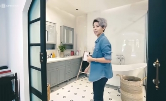 Tiết lộ căn hộ của nghệ sĩ từng bật khóc mong cha chấp nhận xu hướng tính dục của mình